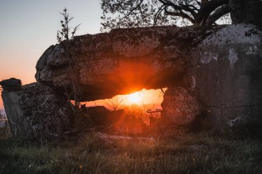 Terk edilmiş ve hasarlı sığınak (Ropik) .Orlicke dağları. Çek Cumhuriyeti yakınlarında - Polonya (eski Alman) sınırları, güzel yaz günbatımında Czech dağları.