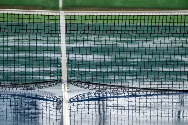 Tenis Sahasının Islak Yüzeyi ve Büyük Yağmur Suyu Göleti