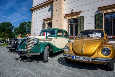 Kvasiny, Çek Cumhuriyeti - 9 Temmuz 2024: Klasik araba ve motosikletlerin halka açık sergisi. - Evet. Klasik Avrupa ve Amerikan araba koleksiyonu.