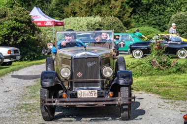 Kvasiny, Çek Cumhuriyeti - 9 Temmuz 2024: Klasik arabaların halka açık sergisi. 1928 Praga Alfa. Klasik Avrupa araba koleksiyonu.