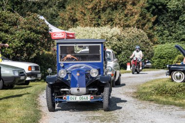 Kvasiny, Çek Cumhuriyeti - 9 Temmuz 2024: Klasik arabaların halka açık sergisi. 1928 Praga Alfa. Klasik Avrupa araba koleksiyonu.