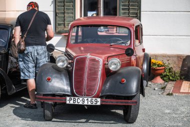 Kvasiny, Çek Cumhuriyeti - 9 Temmuz 2024: Klasik arabaların halka açık sergisi. 1938 Tatra T-57 (Hadimrska). Klasik Avrupa araba koleksiyonu.