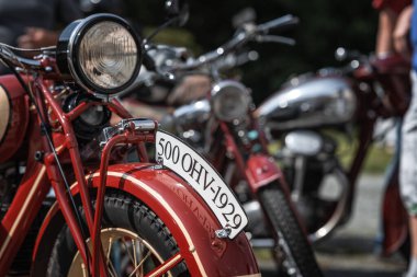 Kvasiny, Çek Cumhuriyeti - 9 Temmuz 2024: Hava soğutmalı czechoslovak motosiklet Jawa 500 OHV, yine Rumpal olarak da bilinir, 1929-1933 yılları arasında üretildi..