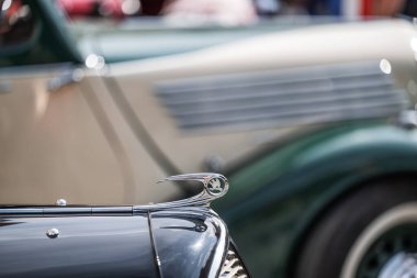 Kvasiny, Çek Cumhuriyeti - 9 Temmuz 2024: Klasik arabaların halka açık sergisi. - Evet. Klasik Avrupa ve Amerikan araba koleksiyonu. Skoda Popüler, 1939 'da Çek markasının en popüler savaş öncesi modeli..