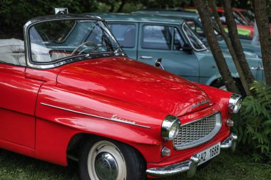 Kvasiny, Çek Cumhuriyeti - 9 Temmuz 2024: Klasik arabaların halka açık sergisi. - Evet. Klasik Avrupa ve Amerikan araba koleksiyonu. Kırmızı Skoda Felicia Roadster araba sergisinde.