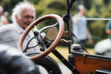 Kvasiny, Çek Cumhuriyeti - 9 Temmuz 2024: Klasik araba ve motosikletlerin halka açık sergisi. - Evet. Klasik Avrupa ve Amerikan araba koleksiyonu.