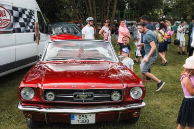 Kvasiny, Çek Cumhuriyeti - 9 Temmuz 2024: Klasik arabaların halka açık sergisi. - Evet. Klasik Avrupa ve Amerikan araba koleksiyonu.