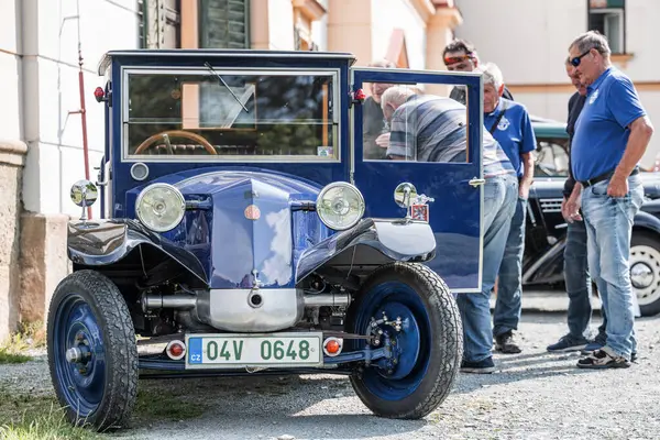 Kvasiny, Çek Cumhuriyeti - 9 Temmuz 2024: Klasik arabaların halka açık sergisi. 1928 Praga Alfa. Klasik Avrupa araba koleksiyonu.