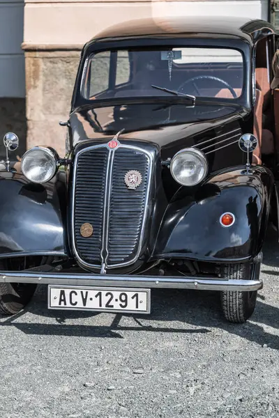 Kvasiny, Çek Cumhuriyeti - 9 Temmuz 2024: Klasik arabaların halka açık sergisi. 1938 Tatra T-57 (Hadimrska). Klasik Avrupa araba koleksiyonu.