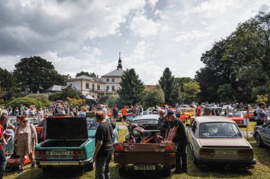 Kvasiny, Çek Cumhuriyeti - 9 Temmuz 2024: Klasik arabaların halka açık sergisi. - Evet. Klasik Avrupa ve Amerikan araba koleksiyonu.