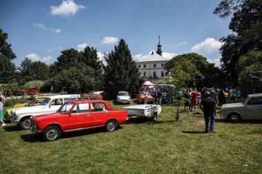 Kvasiny, Çek Cumhuriyeti - 9 Temmuz 2024: Klasik arabaların halka açık sergisi. - Evet. Klasik Avrupa ve Amerikan araba koleksiyonu.