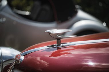 Kvasiny, Çek Cumhuriyeti - 9 Temmuz 2024: Klasik arabaların halka açık sergisi. - Evet. Klasik Avrupa ve Amerikan araba koleksiyonu.