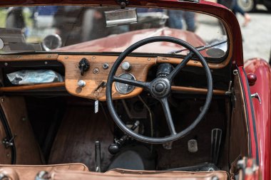 Kvasiny, Çek Cumhuriyeti - 9 Temmuz 2024: Klasik arabaların halka açık sergisi. - Evet. Klasik Avrupa ve Amerikan araba koleksiyonu.