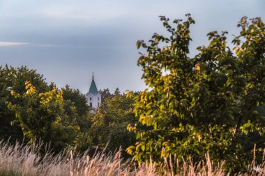 Voderady, Çek köyündeki kilise. Aziz Peter ve Paul Kilisesi, sahte Roma kilisesi 1887 civarında inşa edilmiştir..