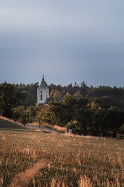 Voderady, Çek köyündeki kilise. Aziz Peter ve Paul Kilisesi, sahte Roma kilisesi 1887 civarında inşa edilmiştir..
