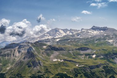 Grossglockner dağ yolu güneşli bir günde Hohe Tauern Ulusal Parkı 'nda.