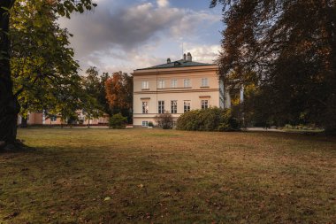 Kostelec nad Orlici - Novy zamek (Yeni Kale), kale 1829-1833 yılları arasında Çek Cumhuriyeti 'nde inşa edilmiştir. Eyalet kalesinde güneşli bir bahar günü. Çiçek açan.