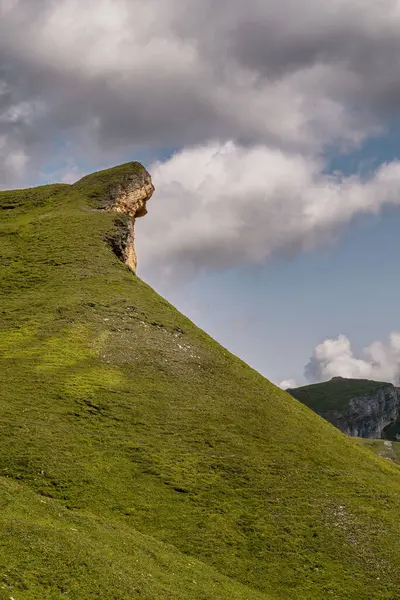 Grossglockner dağ yolu güneşli bir günde Hohe Tauern Ulusal Parkı 'nda.