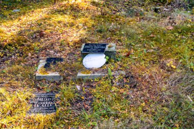 Çek sınırındaki eski bir Alman mezarlığı yok edildi. Mezarlık 1945 'ten sonra yok edildi. Burada mezarların kalıntılarını bulabilirsin..