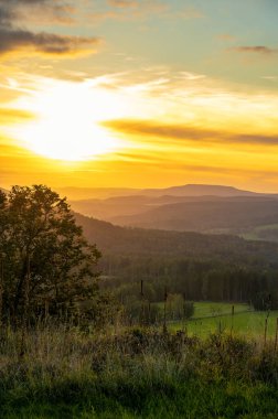 Ulusal park Ceske Svycarsko veya Çek İsviçre 'nin sonbahar günbatımında veya gün doğumunda manzarası
