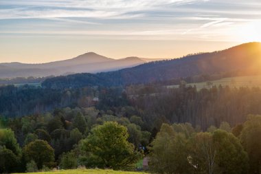Rynartice 'deki Kov Vrch tepesinden Bohemian İsviçre Ulusal Parkı manzarası. Çek Cumhuriyeti, Avrupa. Sonbahar gündoğumu.