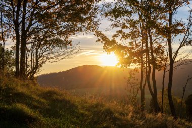 Rynartice 'deki Kov Vrch tepesinden Bohemian İsviçre Ulusal Parkı manzarası. Çek Cumhuriyeti, Avrupa. Sonbahar gündoğumu.