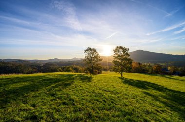 Rynartice 'deki Kov Vrch tepesinden Bohemian İsviçre Ulusal Parkı manzarası. Çek Cumhuriyeti, Avrupa. Sonbahar gündoğumu.