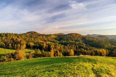 Rynartice 'deki Kov Vrch tepesinden Bohemian İsviçre Ulusal Parkı manzarası. Çek Cumhuriyeti, Avrupa. Sonbahar gündoğumu.