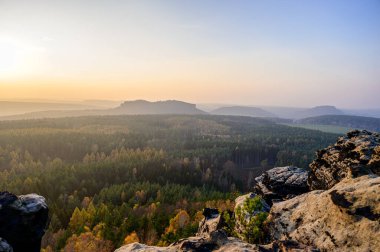 Saxon İsviçre 'deki Gohrisch' in sonbahar gündoğumu sırasında görüntüsü, Almanya