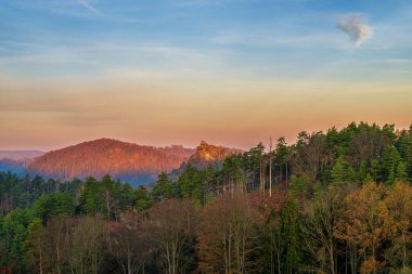 Cross Peak - Krizovy Vrch, güneş doğarken bölgenin güzel sonbahar manzarası. Rynartice, Jetrichovice bölgesi, Çek İsviçre, Çek Cumhuriyeti