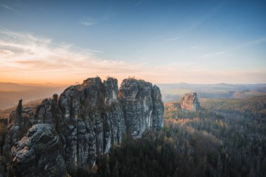 Güzel sonbahar günbatımı. Sakson İsviçre 'nin Schrammsteine Kayaları, Bad Schandau, Almanya