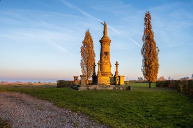 Chlum, Çek Cumhuriyeti - 10 Kasım 2022: Avusturya-Avusturya Savaşı 'na adanmış Hradec Kralove yakınlarındaki 1866 (Ölülerin Bataryası) savaşının kurbanları anıtı.