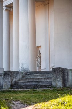 Lednice, Çek Cumhuriyeti - 11 Ağustos 2022: Güney Moravya 'daki Lednice Şatosu yakınlarındaki Three Graces heykeli. UNESCO, kültür abidesi.