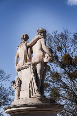 Lednice, Çek Cumhuriyeti - 11 Ağustos 2022: Güney Moravya 'daki Lednice Şatosu yakınlarındaki Three Graces heykeli. UNESCO, kültür abidesi.