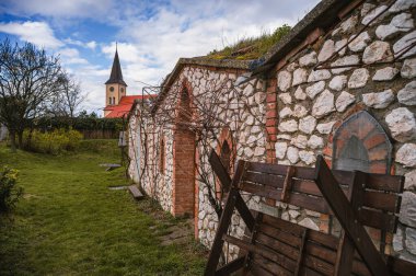 Güney Moravya 'da şarap mahzenleri, Vrbice köyü. Yağmurdan sonraki bahar.