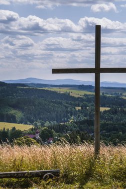 Hristiyan haçı güneşli bir günde. Orlicky Dağları 'ndaki küçük Ricky kasabasının manzarası