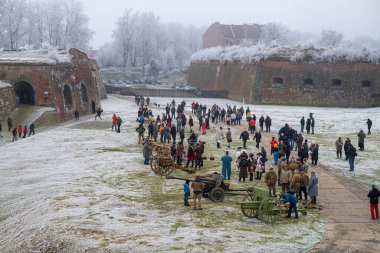 Josefov, Çek Cumhuriyeti, 31.12. 2024: Yeni yıl arifesi çatışması. 15. yüzyıldan 20. yüzyıla kadar topçu gösterimi.