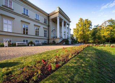 KOSTELEC NAD ORLICI, CZECH REPUBLIC, 6 Kasım 2023, Kostelec nad Orlici 'deki sonbahar fotoğraf sarayı, alacakaranlık, New Castle. Sahibi Wchinitz ve Tettau 'dan soylu Maria Franz Emanuel Kinsky.