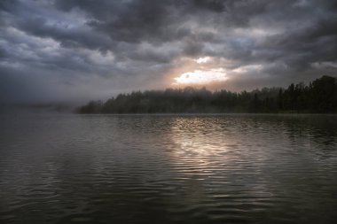 Cafe Belvedere üst terası, Villa Bled Resort, Slovenya. Eski Yugoslavya Devlet Başkanı Mareşal Tito 'nun Bled Gölü kıyısındaki eski çay evi. Sonbahar sisli zamanı.