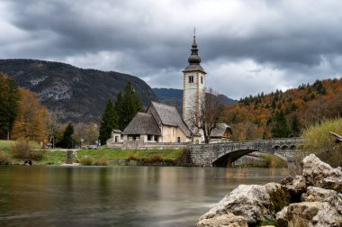Bohinj Gölü manzaralı güzel renkli yeşillikler, Slovenya ve Avrupa
