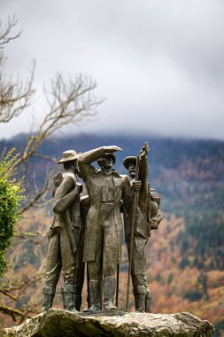 BOHINJ, SLOVENIA -, 21 Ekim 2023: 1778 yılında Slovenya 'nın en yüksek dağı olan Triglav' a tırmanan dört cesur adamı anan Ribcev Laz Anıtı.
