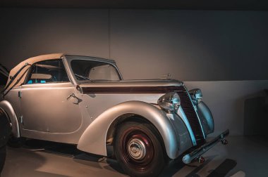 VYSOKE MYTO, CZECH - 20 Aralık 2024: Çek Araba Kaporta Müzesi. Sodomka şirketi Vysoke Myto 'da kendi otomobil kaportasını üretti. Çekoslovak JAWA Küçük Aracı. 