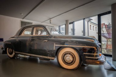 VYSOKE MYTO, CZECH - 20 Aralık 2024: Çek Araba Kaporta Müzesi. Sodomka şirketi Vysoke Myto 'da kendi otomobil kaportasını üretti..