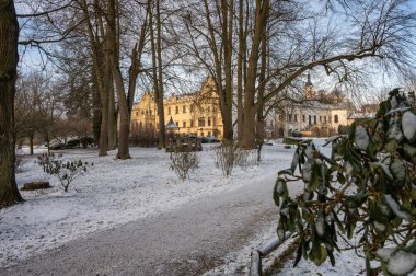 Castolovice, Çek Cumhuriyeti - 16 Şubat 2025: Castolovice, Çek Cumhuriyeti 'ndeki Rönesans Şatosu, şato ve parktaki kar