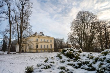 Kostelec nad Orlici - Novy zamek (Yeni Kale), kale 1829-1833 yılları arasında Çek Cumhuriyeti 'nde inşa edilmiştir. Kış güneşli sabah.