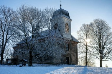 Destne v Orlickych Horach - Çek dağlarındaki kilise harap oldu. Güneşli şarap günü.