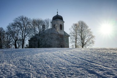 Destne v Orlickych Horach - Çek dağlarındaki kilise harap oldu. Güneşli şarap günü.