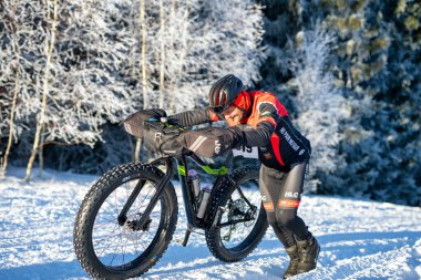 DESTNE, CZECH REPUBLIC - 23 Ocak 2025: Sedivackuv 'daki Destne, Orlicky dağ yarışında kar üzerinde yarışan bisikletçi.