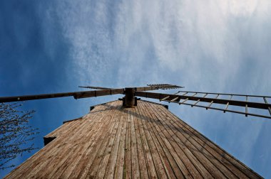 Çek Cumhuriyeti 'nin Stary Poddvorov yakınlarındaki ahşap yel değirmeni. Bahar geldi.