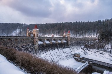 Orman Krallığı barajı karla kaplı. Les Kralovstvi, Elbe Nehri üzerinde 1920 yılında inşa edilmiş bir vadi baraj rezervuarıdır. Güzel kar sabahı